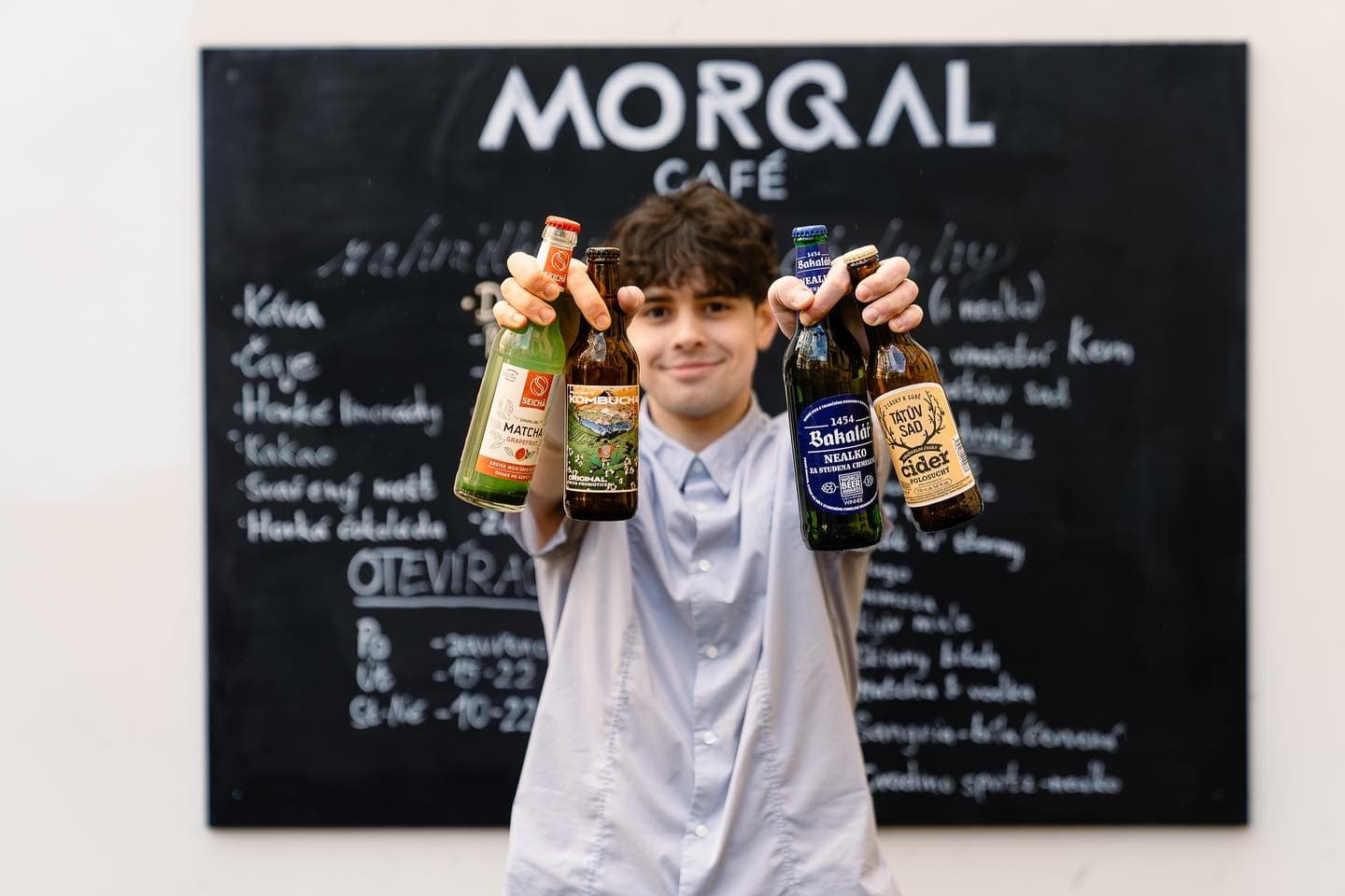 Interiér a atmosféra Café Morgal